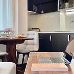 Sunny & Cozy For 4 Guests & Free Parking *