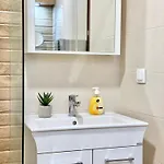 דירה Sunny & Cozy For 4 Guests & Free Parking *