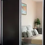 דירה Sunny & Cozy For 4 Guests & Free Parking