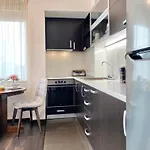 Sunny & Cozy For 4 Guests & Free Parking דירה