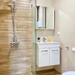 Sunny & Cozy For 4 Guests & Free Parking