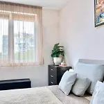 Sunny & Cozy For 4 Guests & Free Parking דירה *