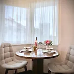 דירה Sunny & Cozy For 4 Guests & Free Parking