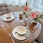 Sunny & Cozy For 4 Guests & Free Parking דירה
