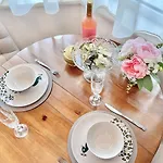 Sunny & Cozy For 4 Guests & Free Parking דירה