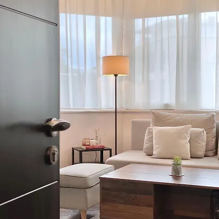 Lägenhet Sunny & Cozy For 4 Guests & Free Parking