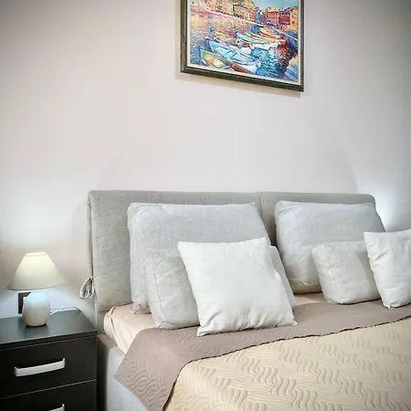 Sunny & Cozy For 4 Guests & Free Parking Lägenhet