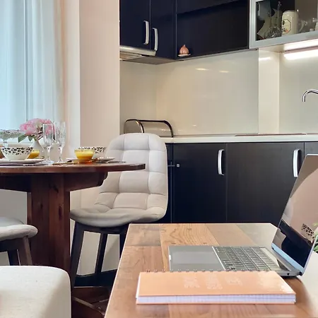 Sunny & Cozy For 4 Guests & Free Parking *