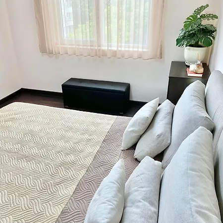 Sunny & Cozy For 4 Guests & Free Parking