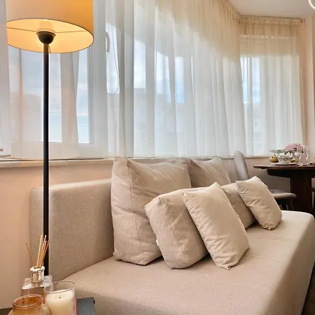 Sunny & Cozy For 4 Guests & Free Parking Lägenhet *