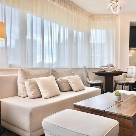 Lägenhet Sunny & Cozy For 4 Guests & Free Parking