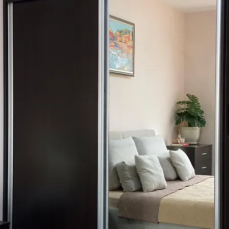 Lägenhet Sunny & Cozy For 4 Guests & Free Parking