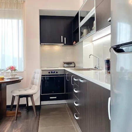 Sunny & Cozy For 4 Guests & Free Parking Lägenhet