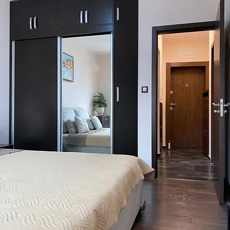 Lägenhet Sunny & Cozy For 4 Guests & Free Parking