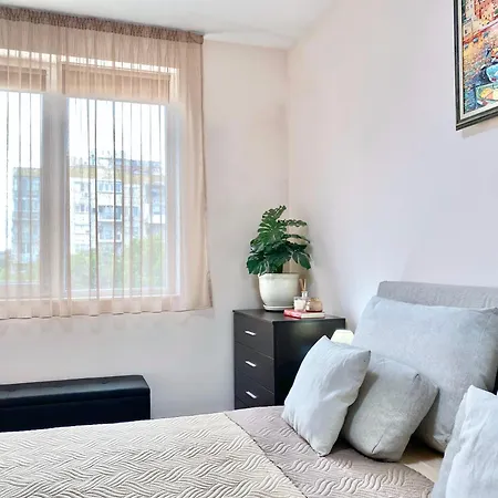 Sunny & Cozy For 4 Guests & Free Parking Lägenhet *