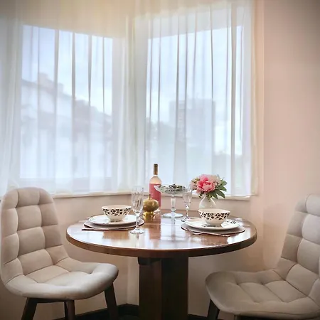 Lägenhet Sunny & Cozy For 4 Guests & Free Parking