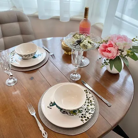 Sunny & Cozy For 4 Guests & Free Parking Lägenhet
