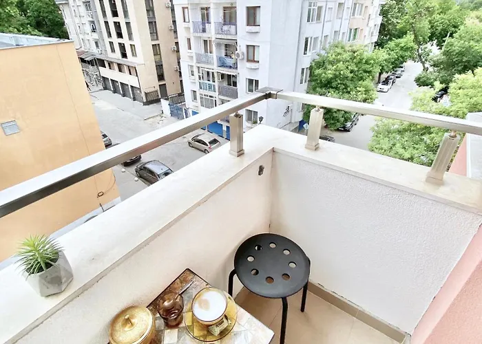 Sunny & Cozy For 4 Guests & Free Parking *