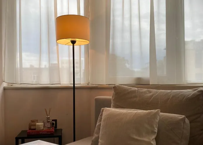 Sunny & Cozy For 4 Guests & Free Parking *