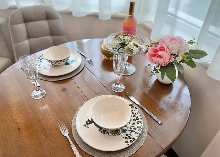 Sunny & Cozy For 4 Guests & Free Parking Daire