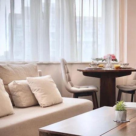 Sunny & Cozy For 4 Guests & Free Parking *