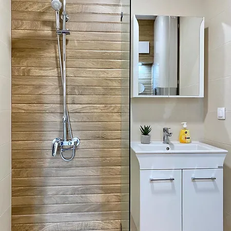 Sunny & Cozy For 4 Guests & Free Parking * 플로브디프