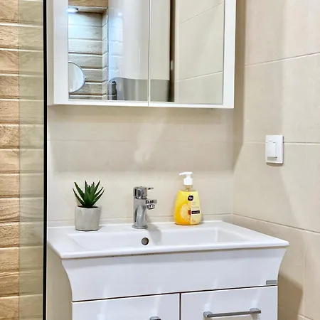 아파트 Sunny & Cozy For 4 Guests & Free Parking *