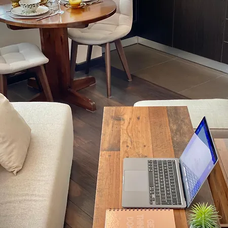 Sunny & Cozy For 4 Guests & Free Parking 아파트 플로브디프