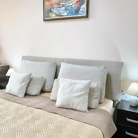 아파트 Sunny & Cozy For 4 Guests & Free Parking 플로브디프