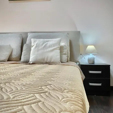 Sunny & Cozy For 4 Guests & Free Parking 아파트 플로브디프