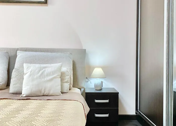 Apartment Sunny & Cozy For 4 Guests & Free Parking *