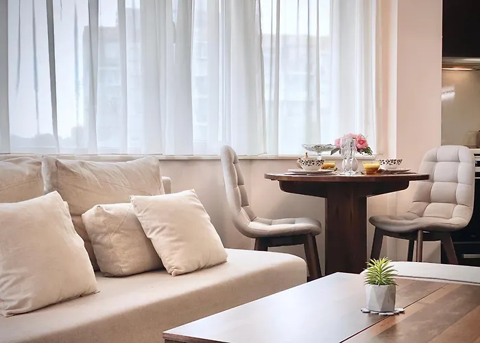 Sunny & Cozy For 4 Guests & Free Parking *