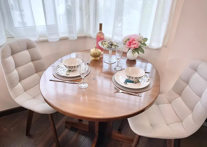 Sunny & Cozy For 4 Guests & Free Parking *