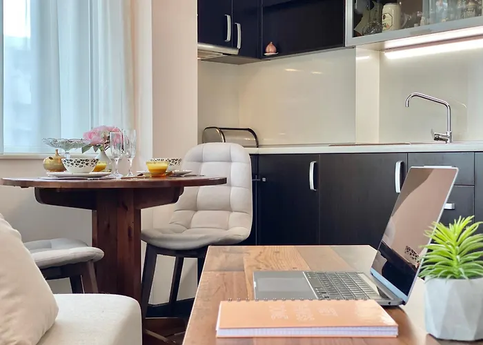 Sunny & Cozy For 4 Guests & Free Parking *