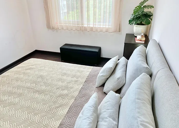 Sunny & Cozy For 4 Guests & Free Parking