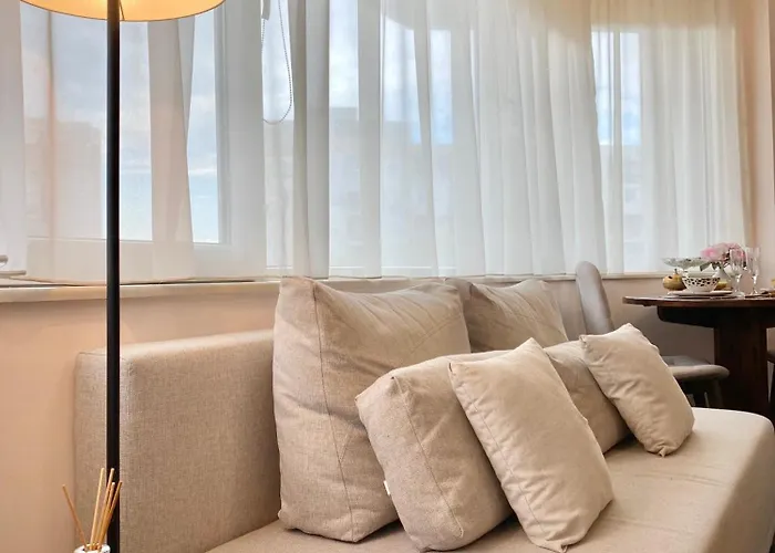 Sunny & Cozy For 4 Guests & Free Parking Apartment *