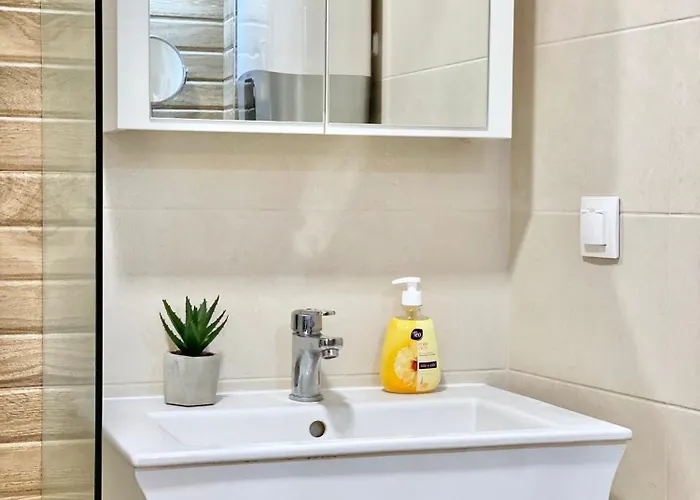 Apartment Sunny & Cozy For 4 Guests & Free Parking *