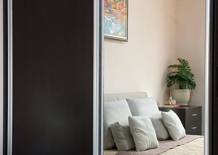 Apartment Sunny & Cozy For 4 Guests & Free Parking