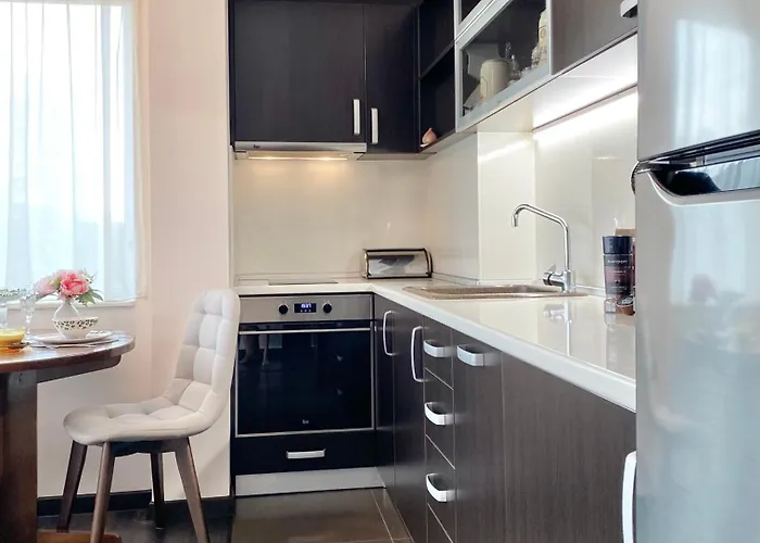 Sunny & Cozy For 4 Guests & Free Parking Apartment