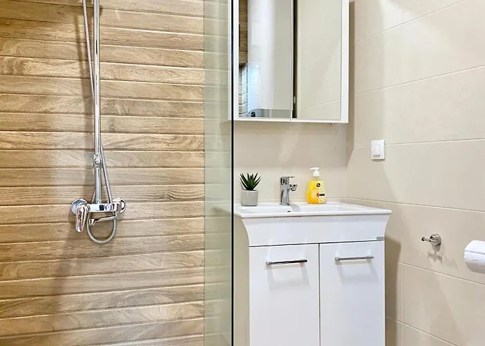 Sunny & Cozy For 4 Guests & Free Parking