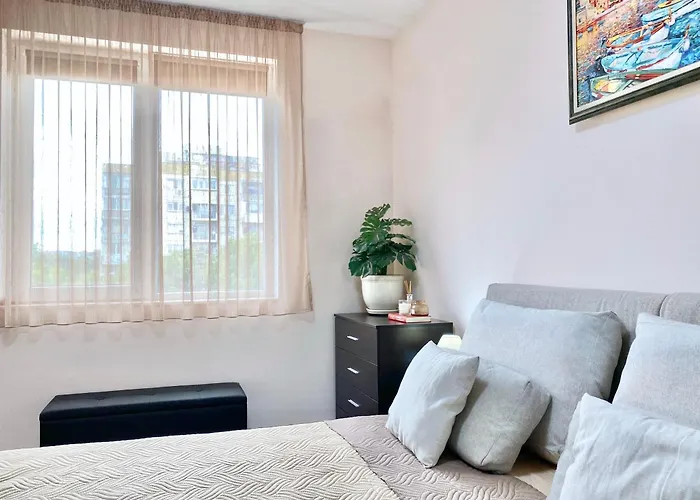 Sunny & Cozy For 4 Guests & Free Parking Apartment *