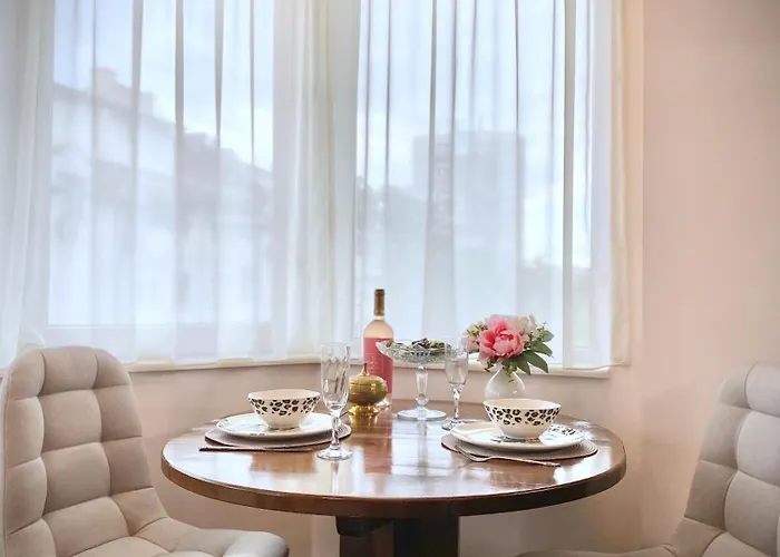 Apartment Sunny & Cozy For 4 Guests & Free Parking