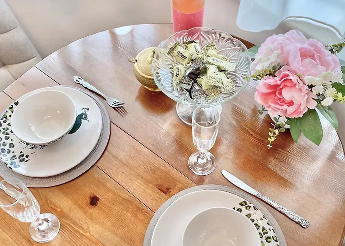 Sunny & Cozy For 4 Guests & Free Parking Apartment